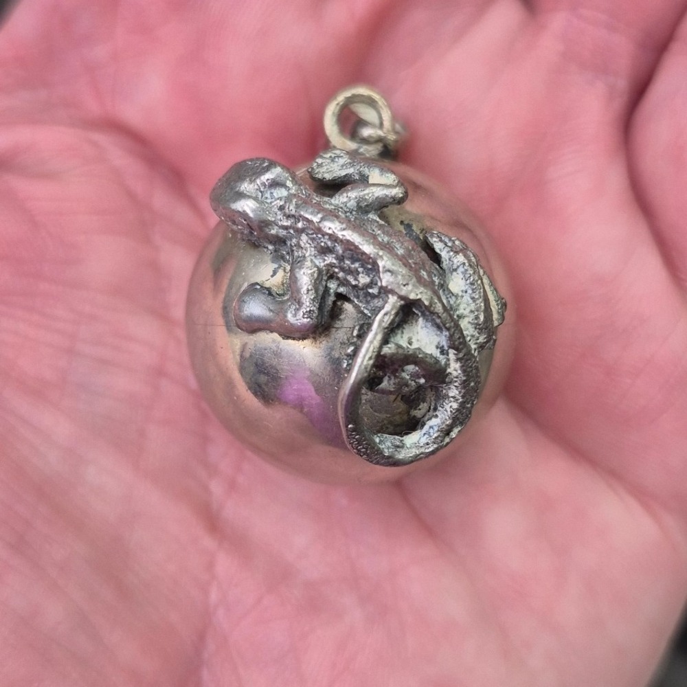 Vintage Silver Lizard on Ball‎ Pendant Charm Animal Reptile Unique Jewelry